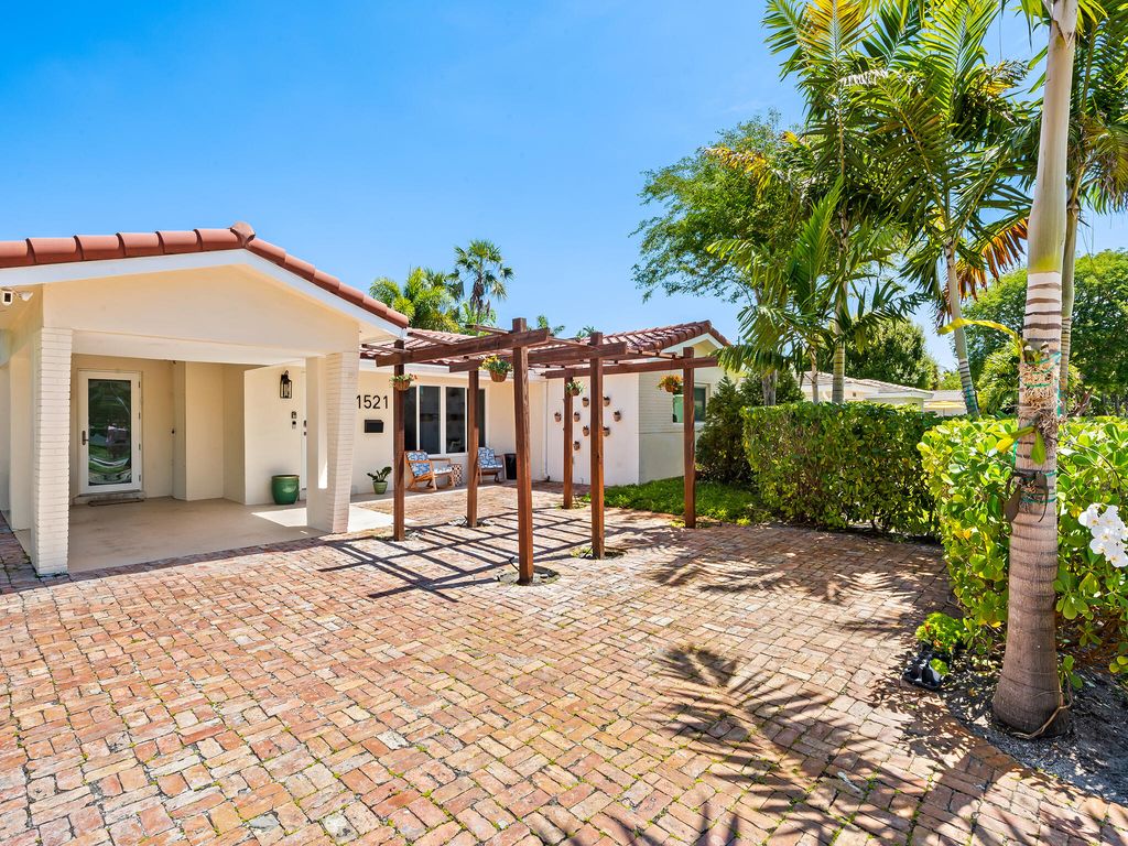Photo of 1521 NE 40th Court, Oakland Park, FL 33334 (MLS # B26027805)