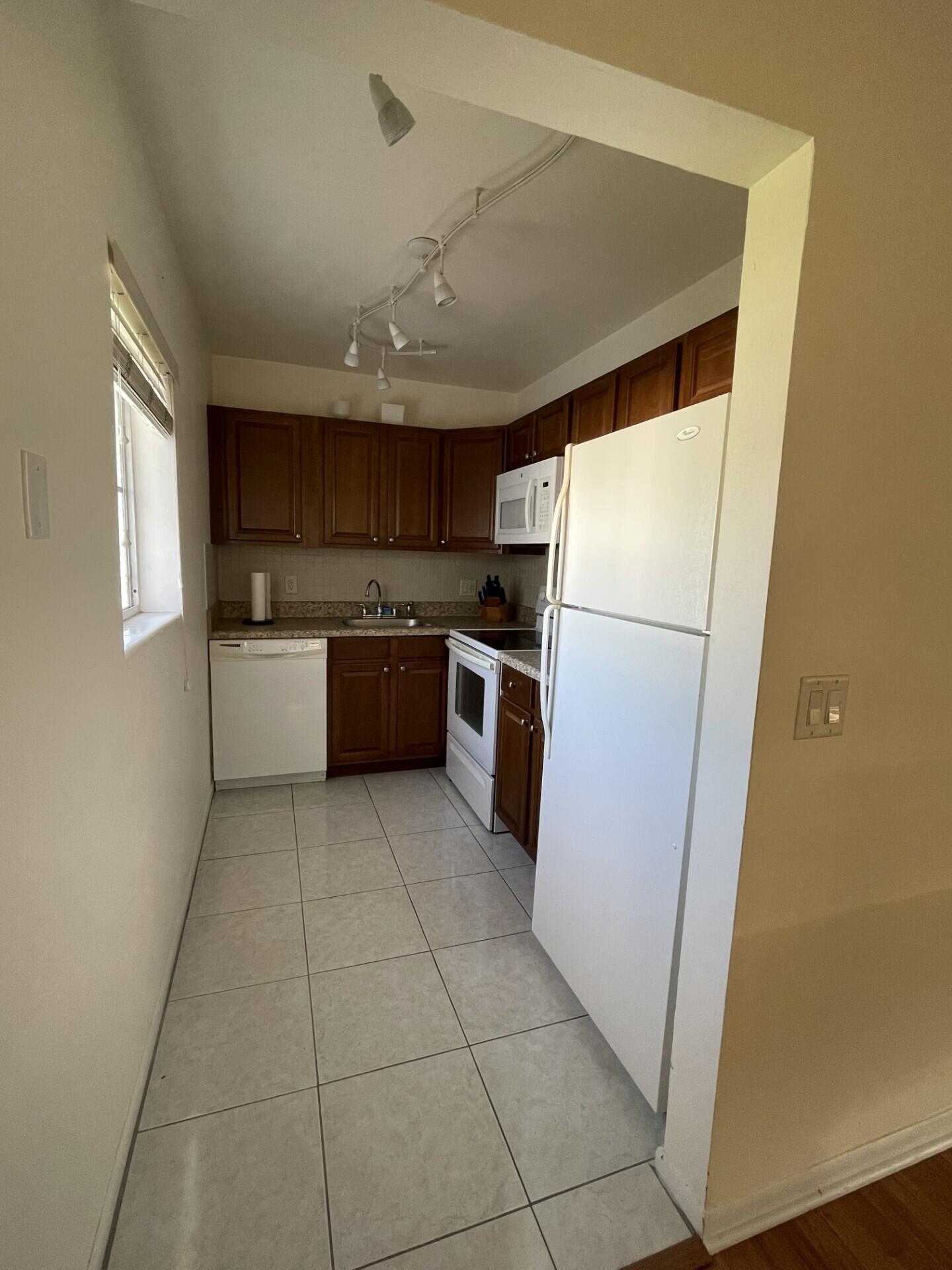 MURRY HILLS APT BLDG CONDO - Residential