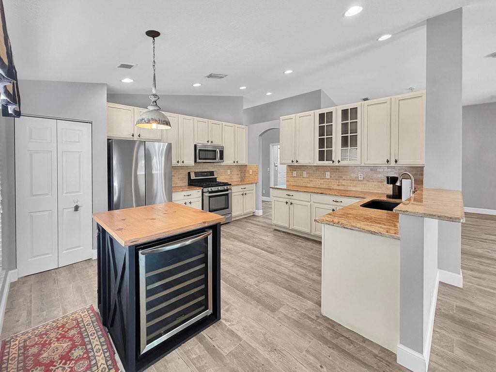 Photo of 829 SE Westminster Place, Stuart, FL 34997 (MLS # B26031510)