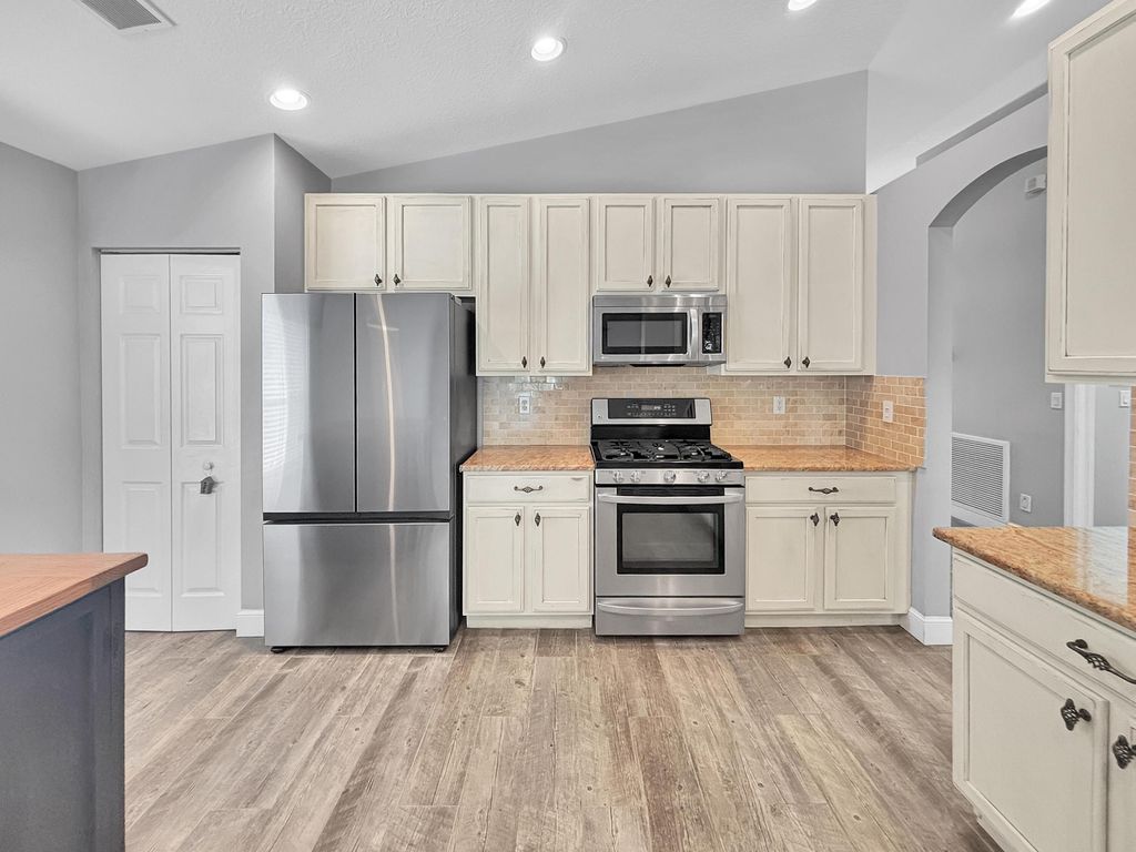 Photo of 829 SE Westminster Place, Stuart, FL 34997 (MLS # B26031510)
