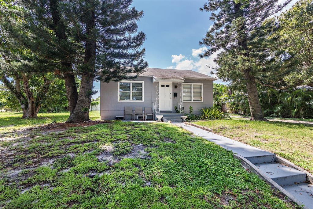 Super Single Family!This great 2 bedroom, 1 bath residence also has an oversized 1 car garage perfect for workshop and a large lot to enjoy the Florida outdoor living. Freshly pained, the newly refinished hardwood floors are immaculate and lead to a large fully equipped kitchen and additional Florida room. This lovely cottage has a long driveway and the garage can house a small boat if needed. This home sits on a double lot with small patio, but could be your outdoor oasis. Kitchen boasts new range, microwave, dishwasher and refrigerator, while the adjacent Florida has newer washer and dryer.
