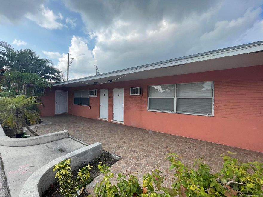 1 bedroom unit with tile flooring in CBS structure with super easy access to Rt 95 and downtown Lake Worth Beach. Pet friendly for small pet.