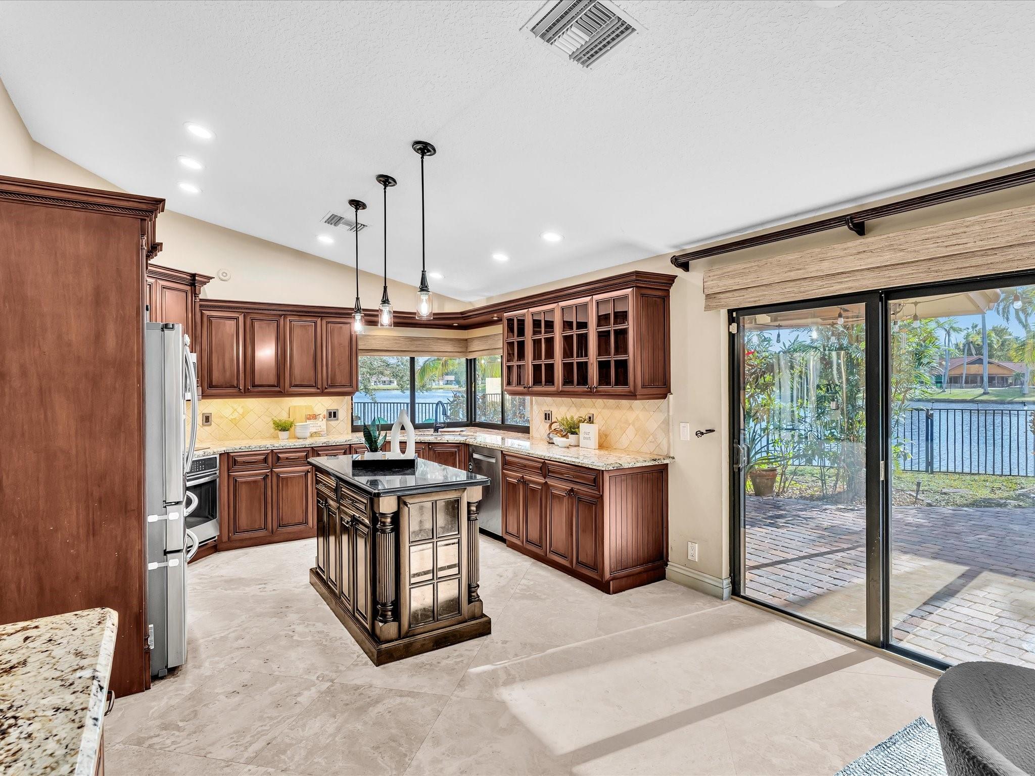 Glenoaks 113-41 B - Residential