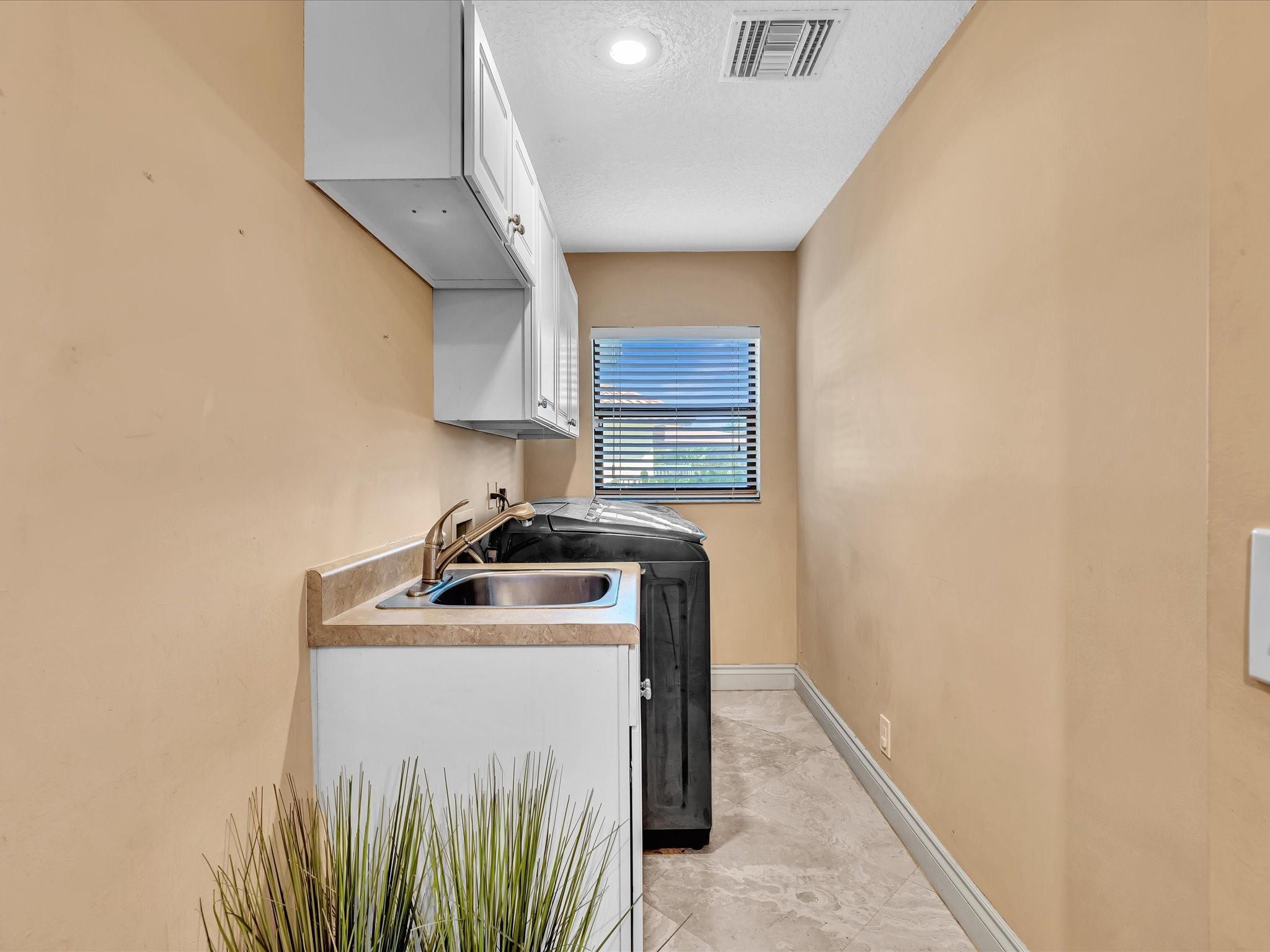 Glenoaks 113-41 B - Residential