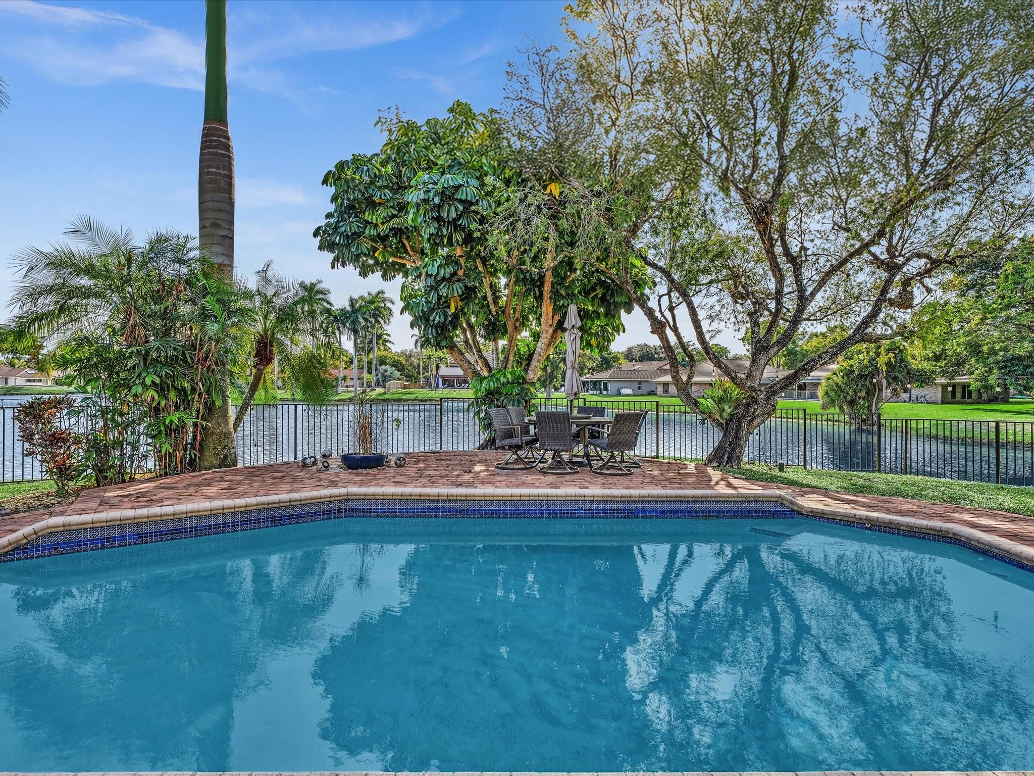 Glenoaks 113-41 B - Residential