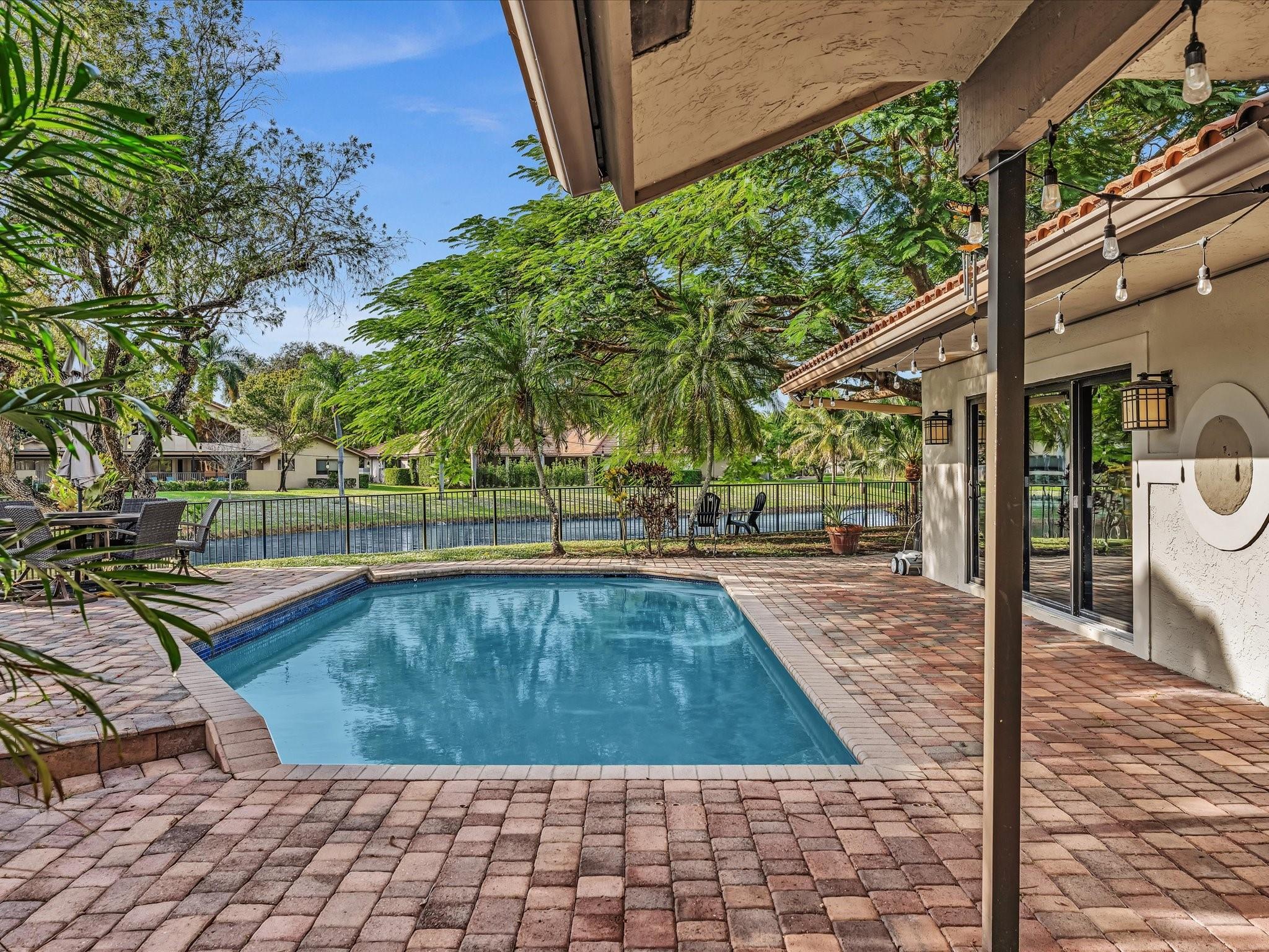 Glenoaks 113-41 B - Residential