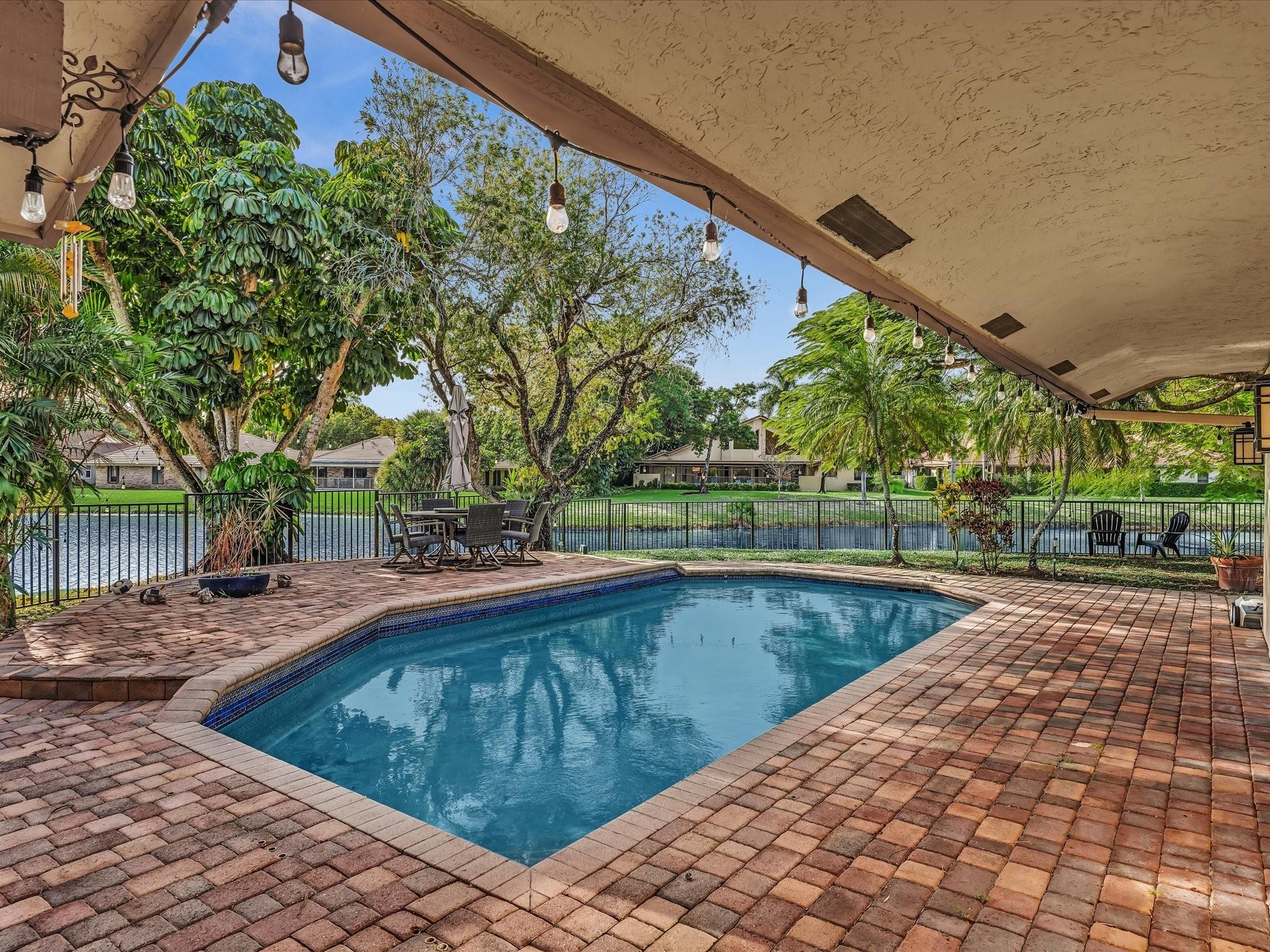 Glenoaks 113-41 B - Residential