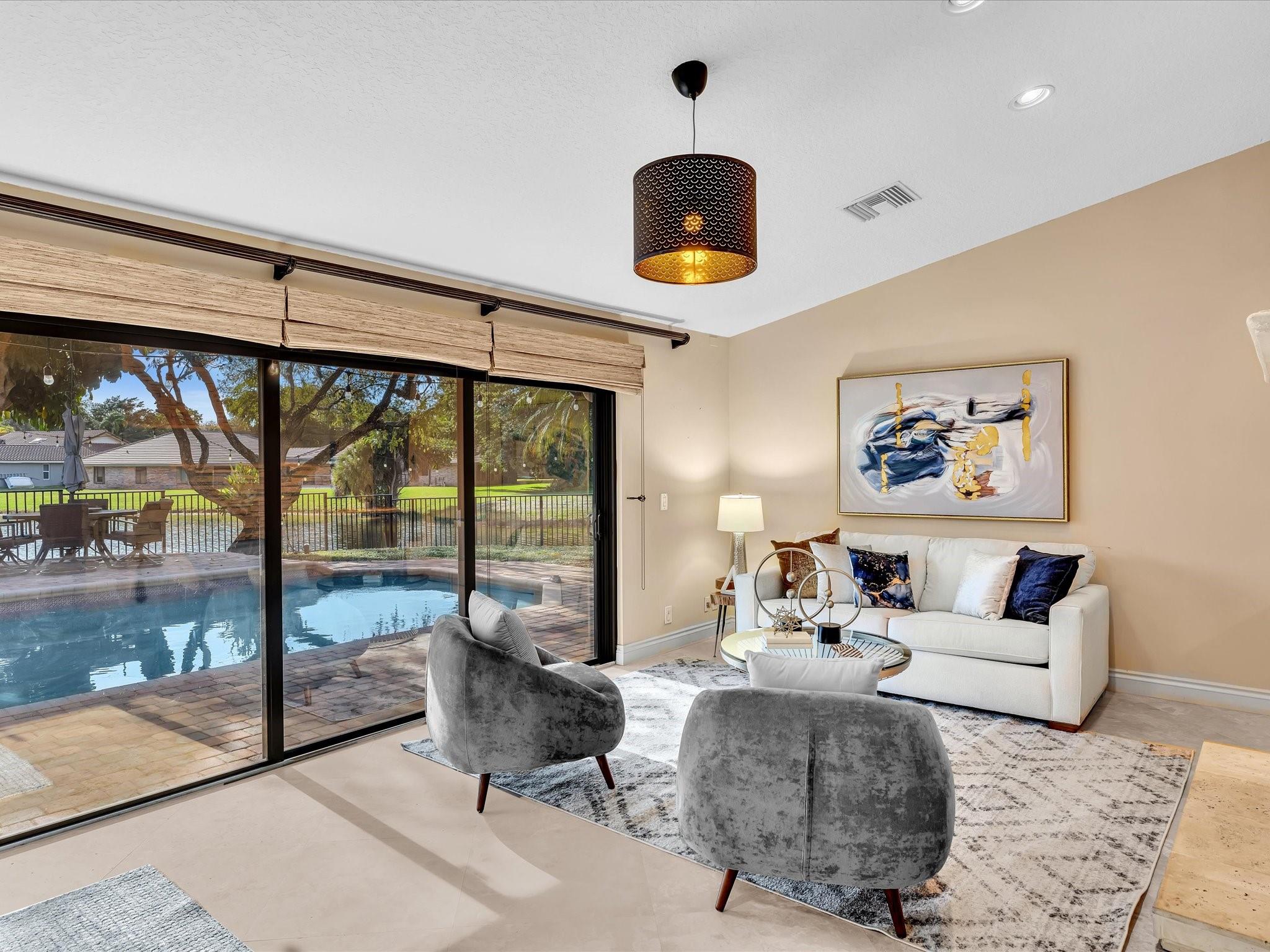 Glenoaks 113-41 B - Residential