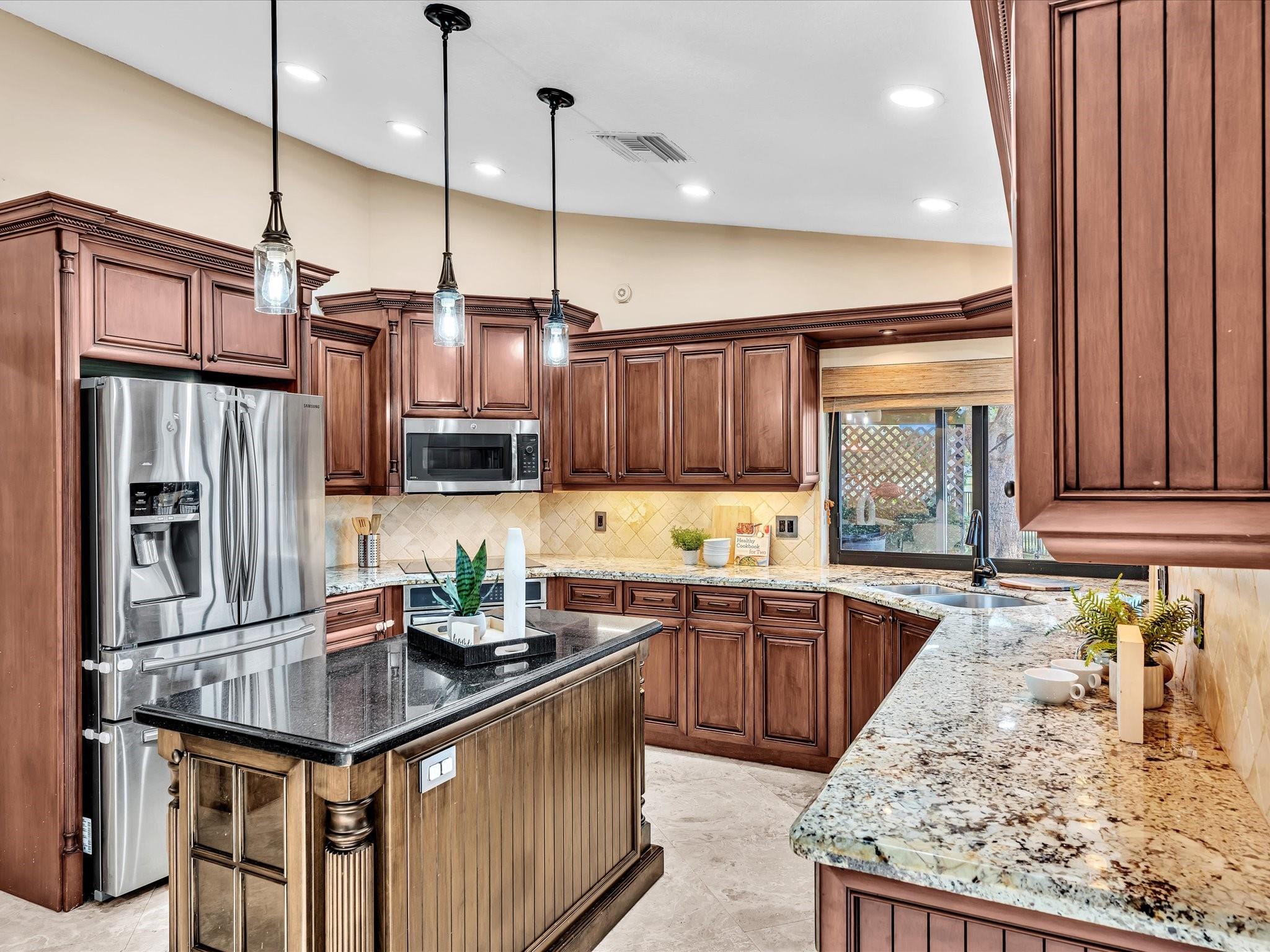 Glenoaks 113-41 B - Residential