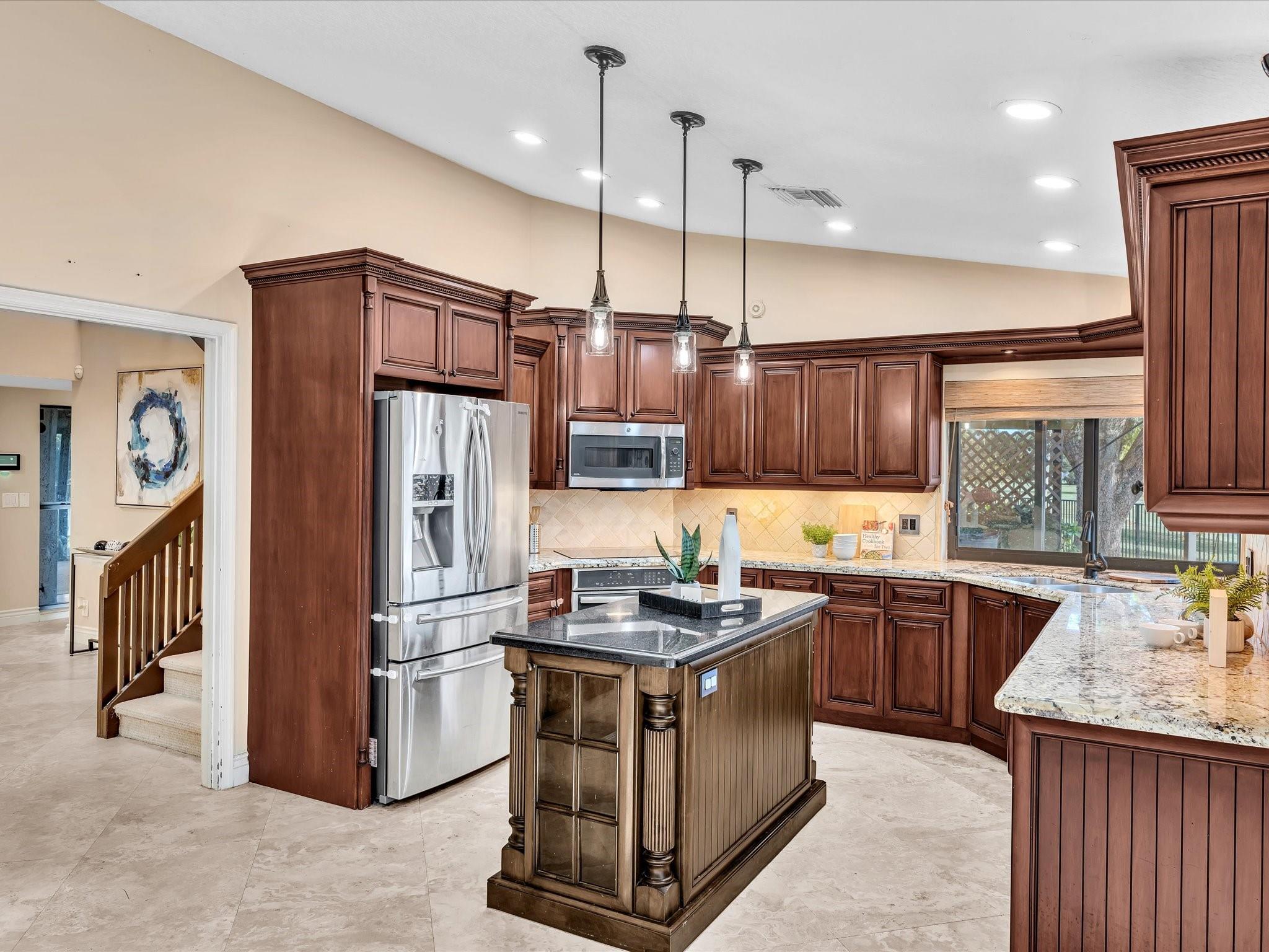 Glenoaks 113-41 B - Residential