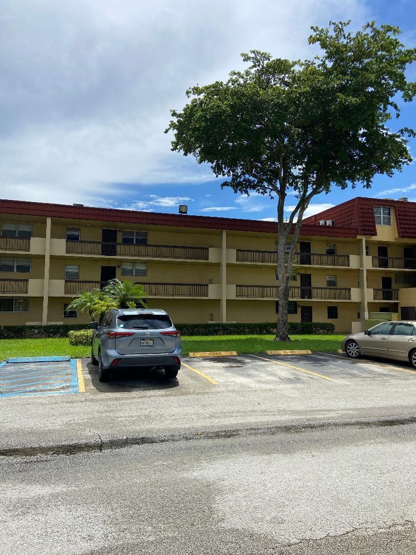 BEAUTIFUL 2 BEDROOM 2 BATHROOM CONDO IN THE HEART OF MIRAMAR, UPDATED KITCHEN AND BATH, SS APPLIANCES, TILE FLOORS THROUGHOUT, UNIT IS FRESHLY PAINTED, SPACOUS AND AIRY, CLOSE TO SCHOOLS, SHOPPING, HWYS AND PARKS, EZ TO SHOW.