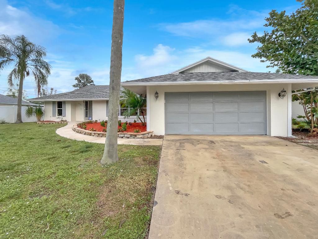 Photo of 1625 SE Haverford Street, Port Saint Lucie, FL 34983 (MLS # R10936194)