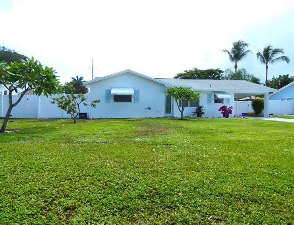 Photo of 12 Windsor Road W, Jupiter, FL 33469 (MLS # R10832255)