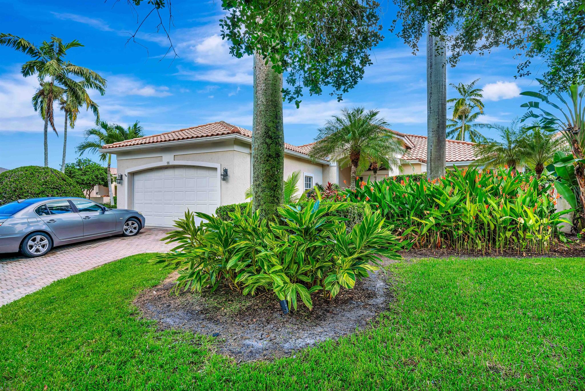 Rarely available 3-bedroom, 3.5-bath villa overlooking the lake. Enjoy serene water views and the flexibility of optional membership. This villa offers an incredible opportunity to personalize and update to your taste, creating the perfect retreat in a highly desirable community.
