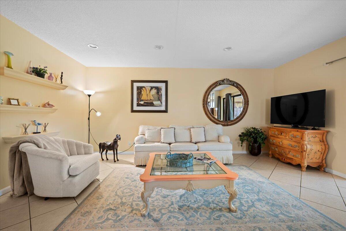 Properties 1419 Riverside Circle