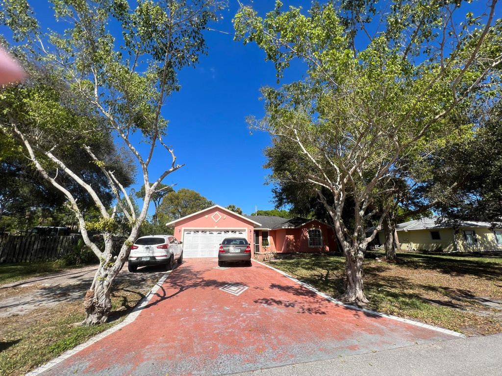 Photo of 1006 Jamaica Avenue, Fort Pierce, FL 34982 (MLS # R10868417)