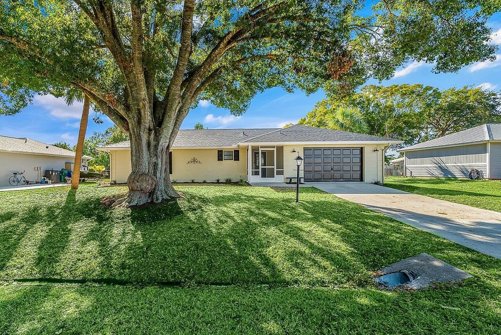 Photo of 631 Ellingsen Avenue, Sebastian, FL 32958 (MLS # R11042434)