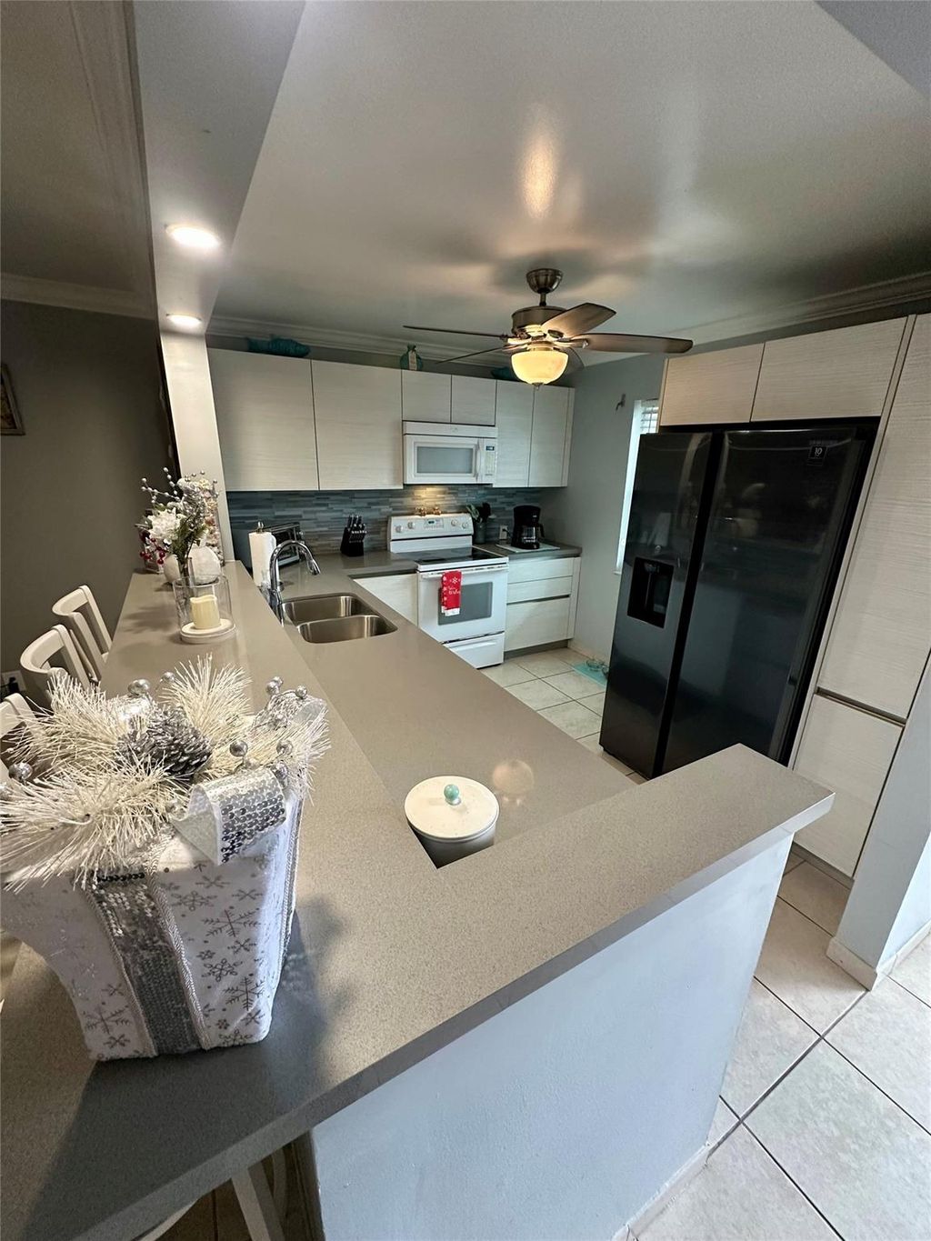 Photo of 325 SE 11th Ter #107, Dania Beach, FL 33004 (MLS # F10541193)