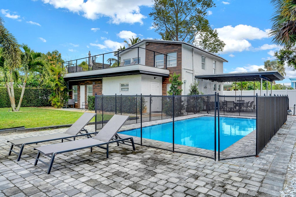 Photo of 311 SE 3rd Avenue #Upstairs, Delray Beach, FL 33483 (MLS # B26069080)