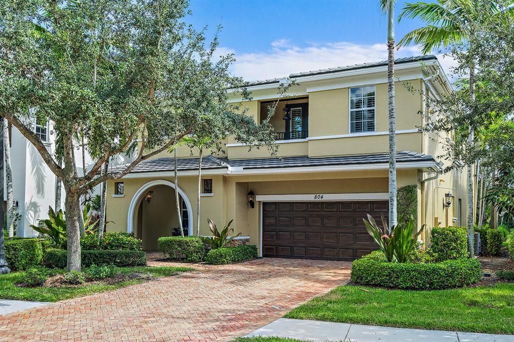 Photo of 804 Lincoln Court, Palm Beach Gardens, FL 33410 (MLS # R10750381)