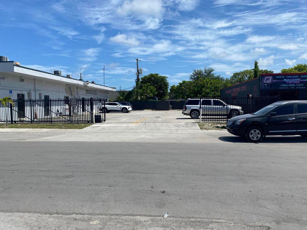 Photo of 1000 S 56th Avenue, Hollywood, FL (MLS # B26055288)