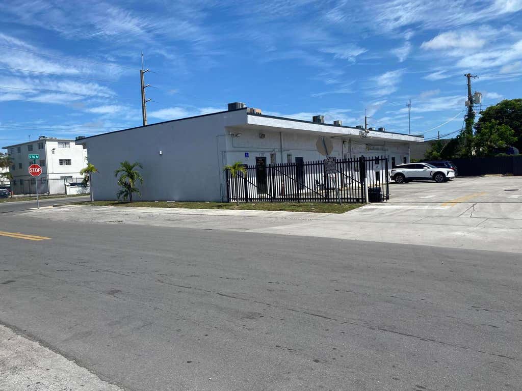 Photo of 1000 S 56th Avenue, Hollywood, FL (MLS # B26055288)