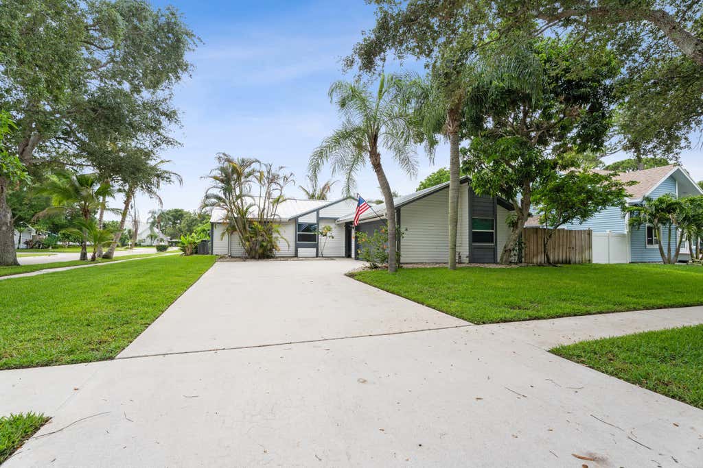 Photo of 17995 Anchor Drive, Jupiter, FL 33458 (MLS # B26036205)