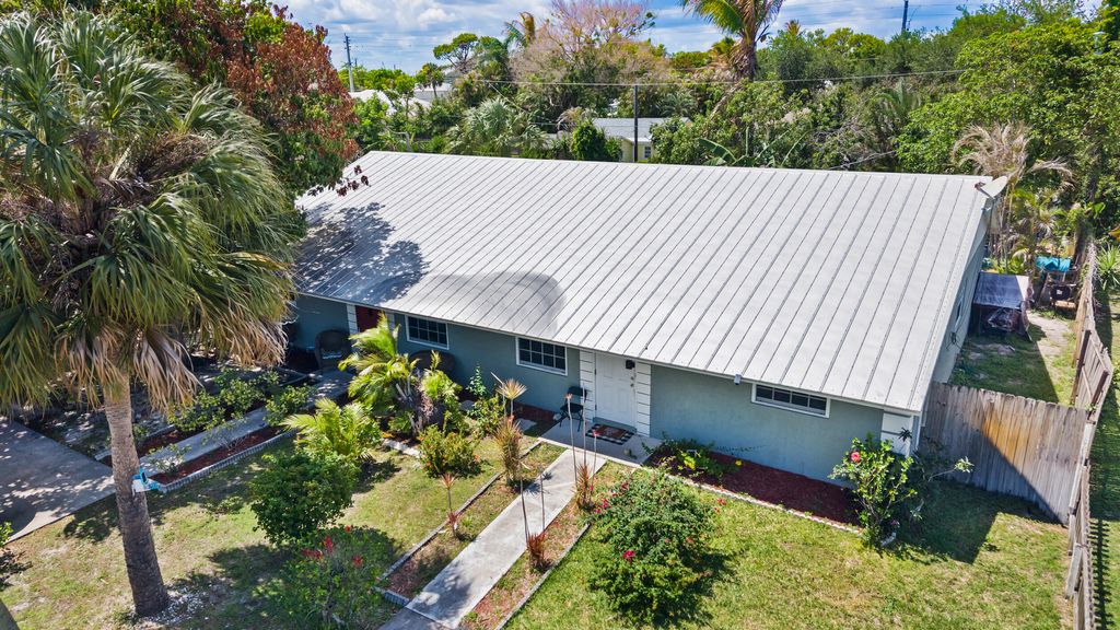 Photo of 2705 SE Ellendale Street, Stuart, FL 34997 (MLS # B26019292)