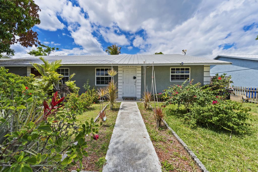 Photo of 2705 SE Ellendale Street, Stuart, FL 34997 (MLS # B26019292)