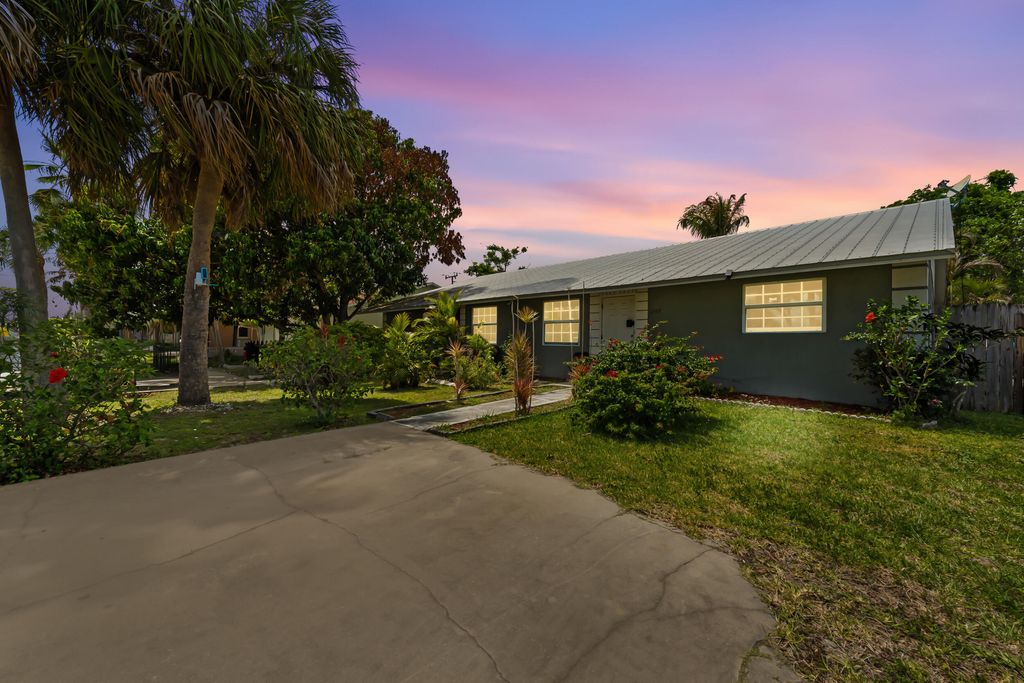 Photo of 2705 SE Ellendale Street, Stuart, FL 34997 (MLS # B26019292)