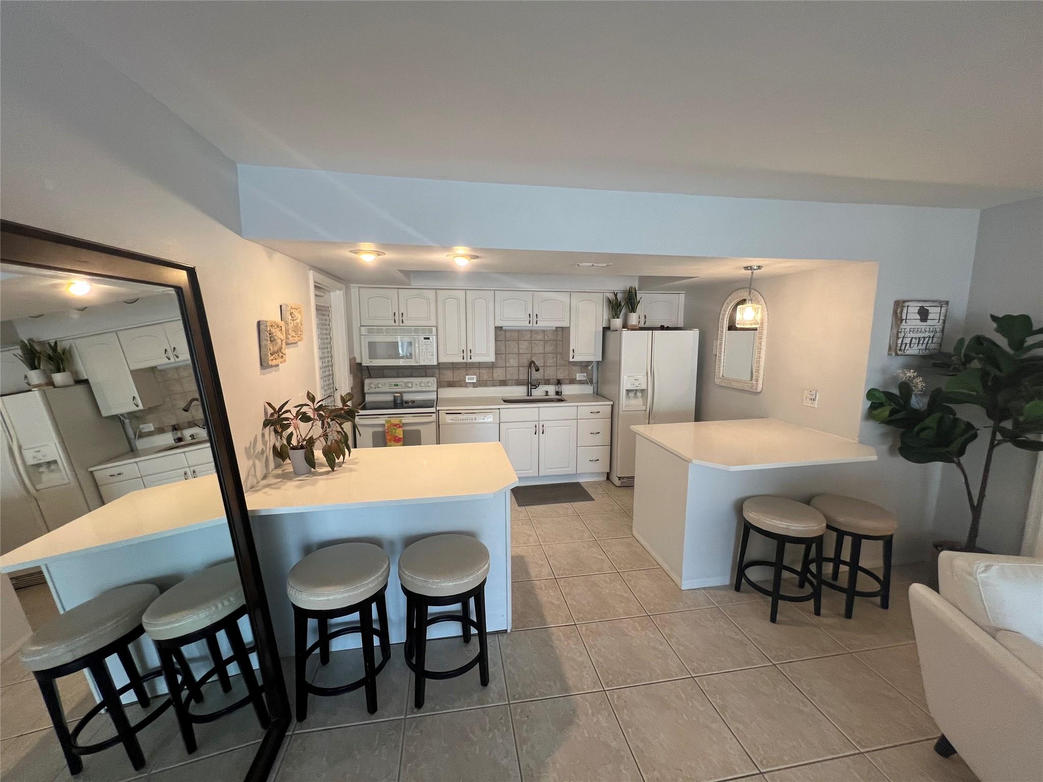 3050 NE 48th St 206