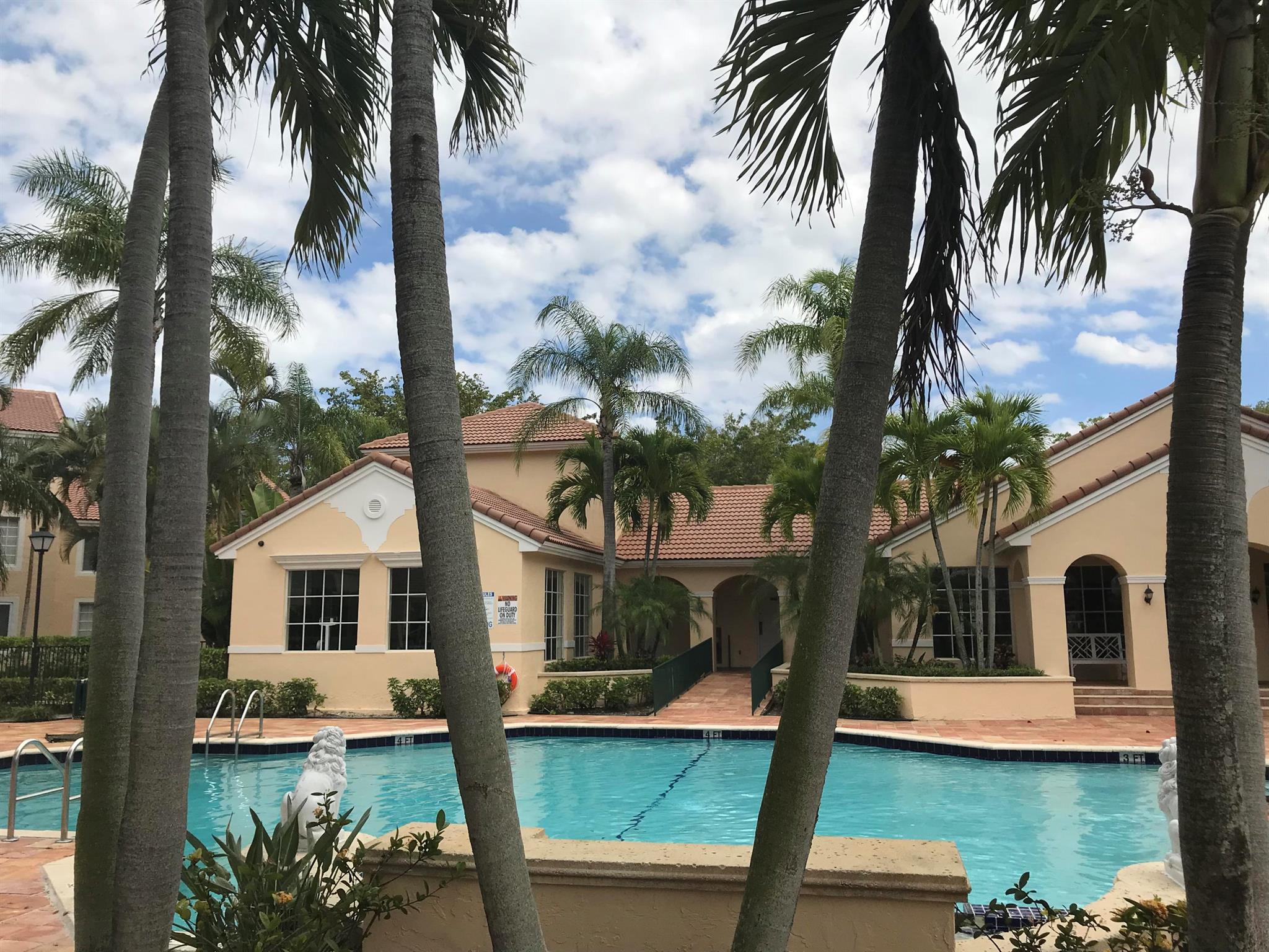 Excelent location, resort style living, gated community, full size washer and dryer inside, close to shops, airport, hospitals, etc...