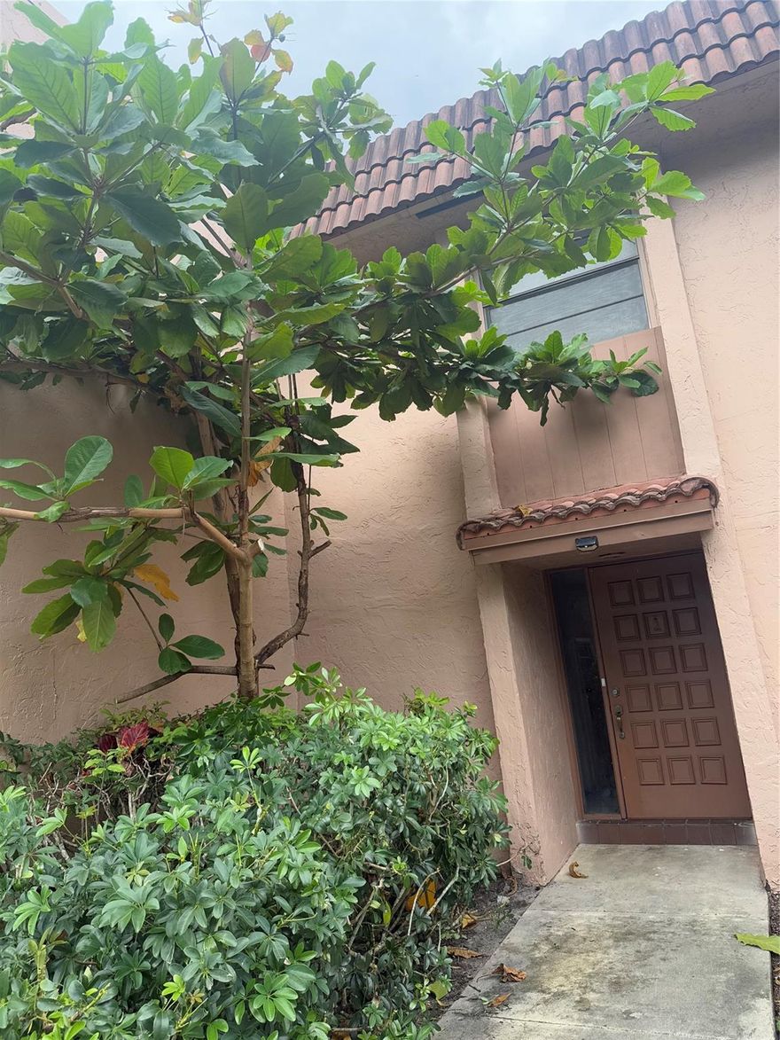 READY TO MOVE-IN. 2 BEDROOM 1-1/2 BATHROOM LOCATED IN THE HERAT  OF DAVIE. FRESHLY PAINTED, NEW LAMINATED FLOOR UPSTAIR, NEW UPDATE BATHROOM, TILE ON BOTTOM FLOOR. NICE AND BRIGHT. SCREEN IN PATIO, WITH LAUDRY AREA WITH WASHER AND DRYER. ALL YOUR FAVORITE RESTAURANT, SHOPPING, COLLEGES, HIGHWAY WITH 5-10 MINUTES.