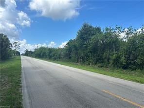 LOCATION LOCATION......., Motivated seller, 1.25 acres lot for sale in the best part of Montura Ranch, this is X zone but it needs some fill, a survey is available, seller delivery to buyer at the close, just a few minute from Clewiston, is a rural and residential zone, located in central florida within 1-1.5 h from Miami, Naples Fort Myers y West Palm Beach, the community offers a Club House with no mandatory fee, featuring a camp for kids, early child hood center is next door, private reservoir for landowner, use that allows horseback riding, camping, fishing and hunting. This quit place offers pece so don;t miss the opportunity to building your dreams house.