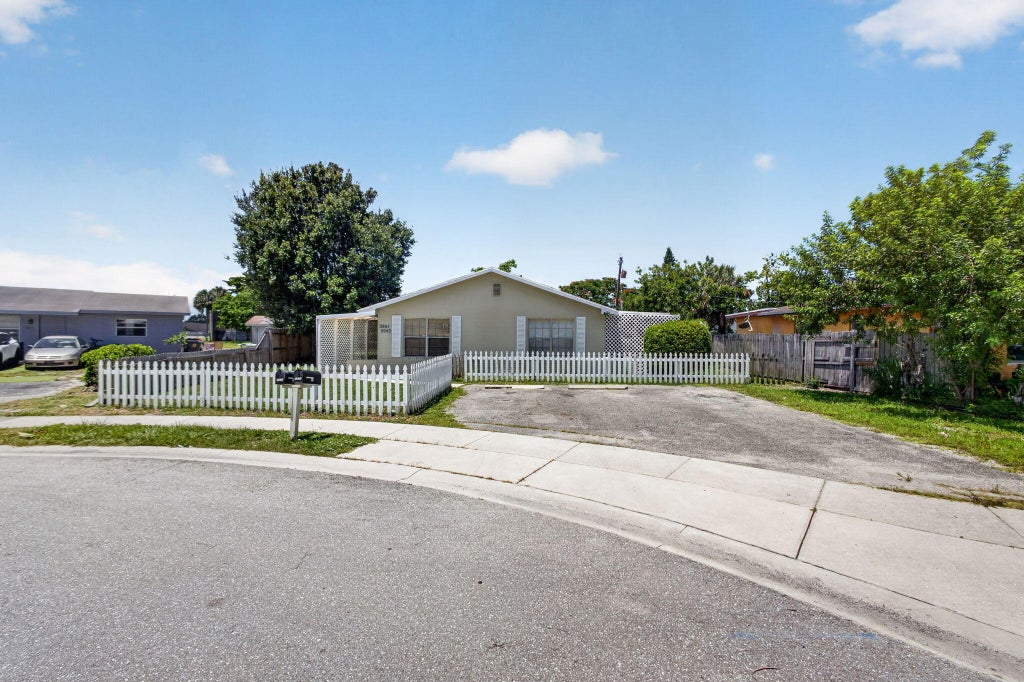 Photo of 3941 ROAN Court W, Palm Beach Gardens, FL 33403 (MLS # B26091551)