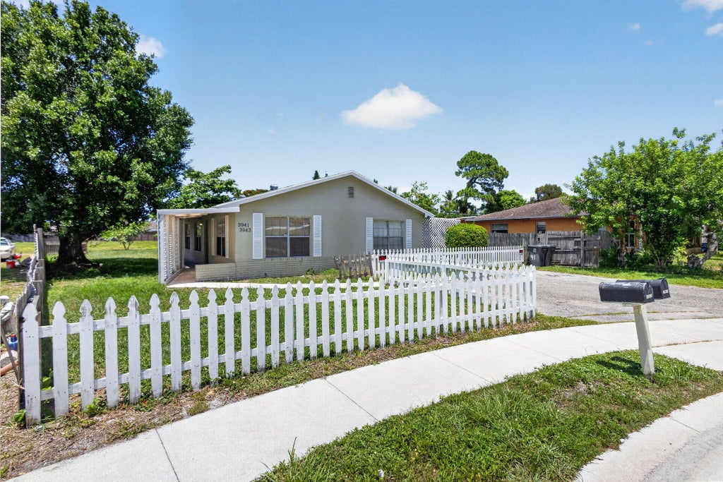 Photo of 3941 ROAN Court W, Palm Beach Gardens, FL 33403 (MLS # B26091551)