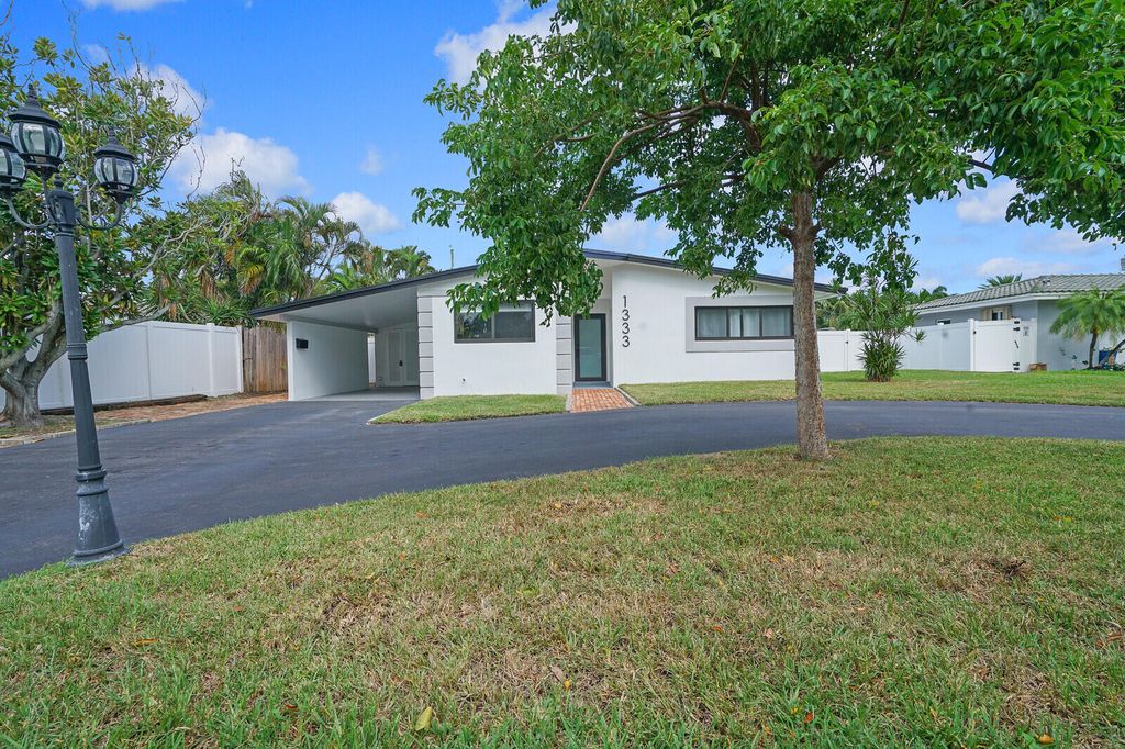 Photo of 1333 SE 8th Street, Deerfield Beach, FL 33441 (MLS # R11166532)