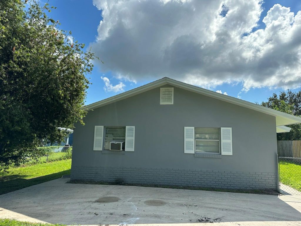 Photo of 3118 S 23rd St, Fort Pierce, FL 34982 (MLS # F10400702)