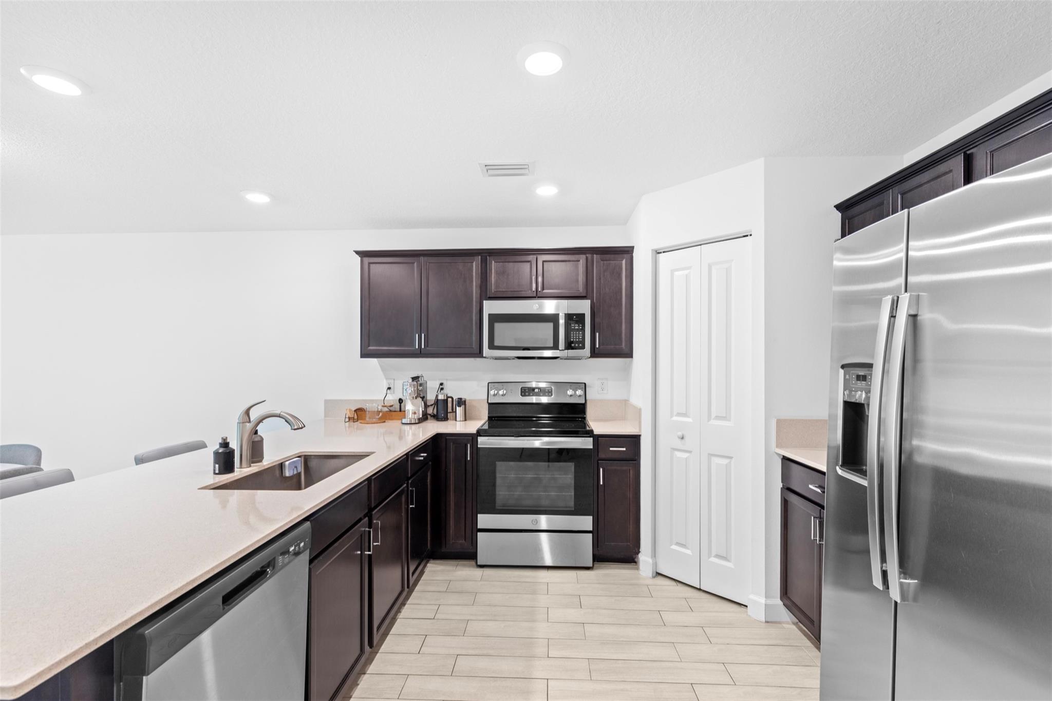 6005 WOODS EDGE CIR