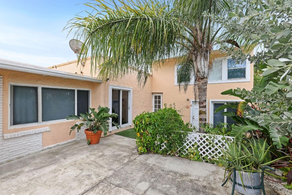 Photo of 4633 Bougainvilla Drive, Fort Lauderdale, FL 33308 (MLS # F10468673)