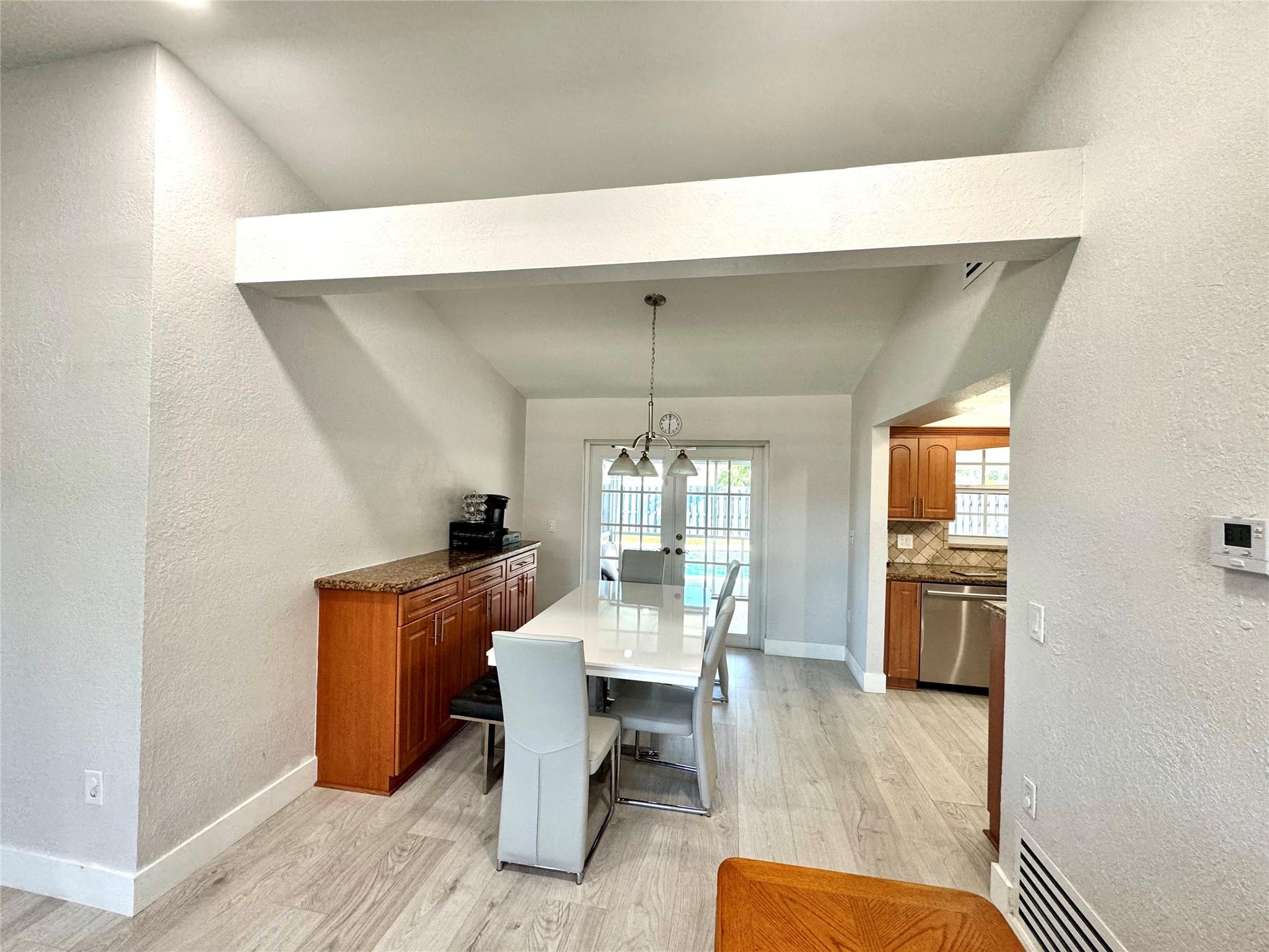 12040 NW 35th St, Sunrise, FL, 33323/$574,900 4 12040 NW 35th St