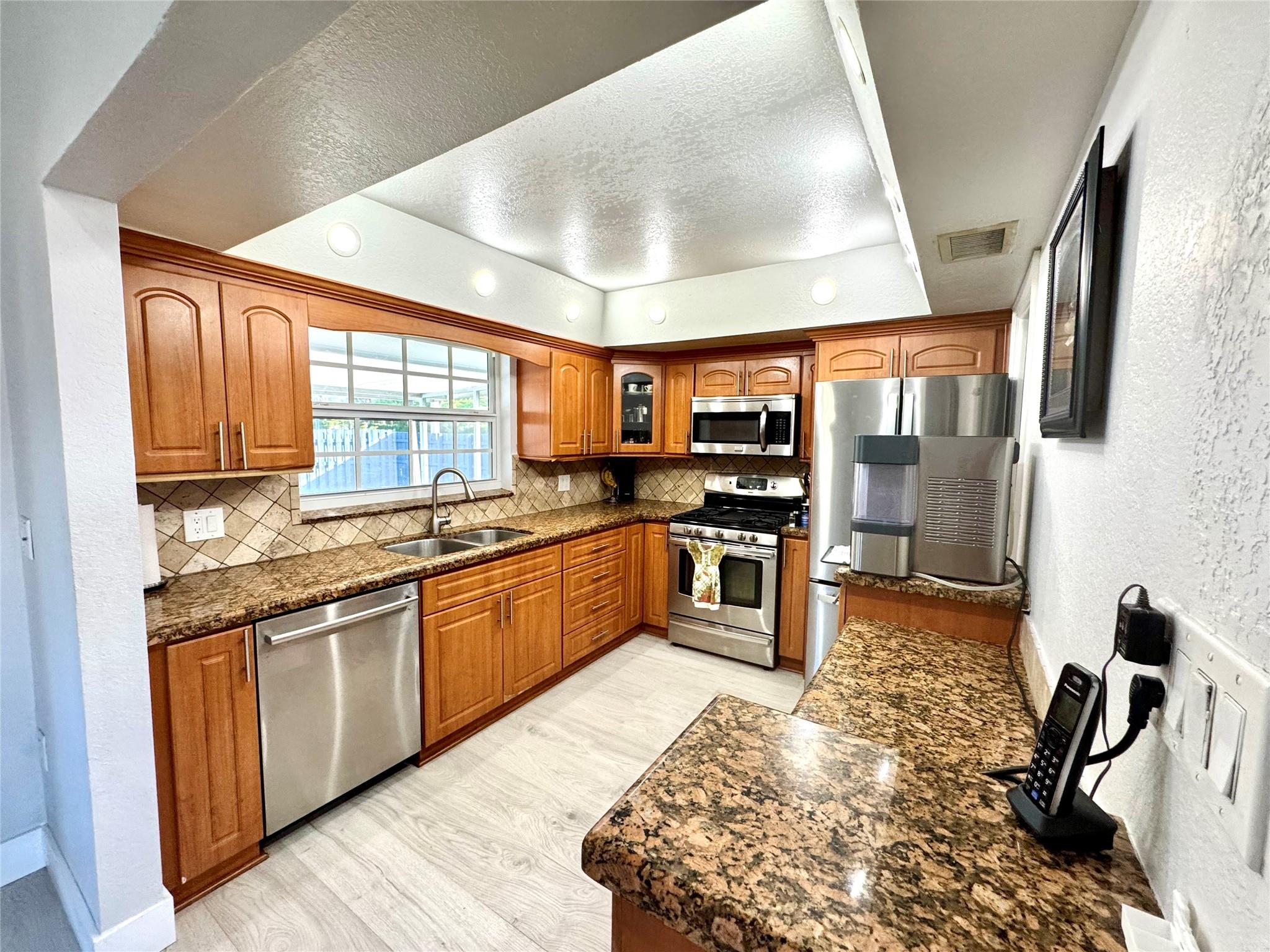12040 NW 35th St, Sunrise, FL, 33323/$574,900 1 12040 NW 35th St