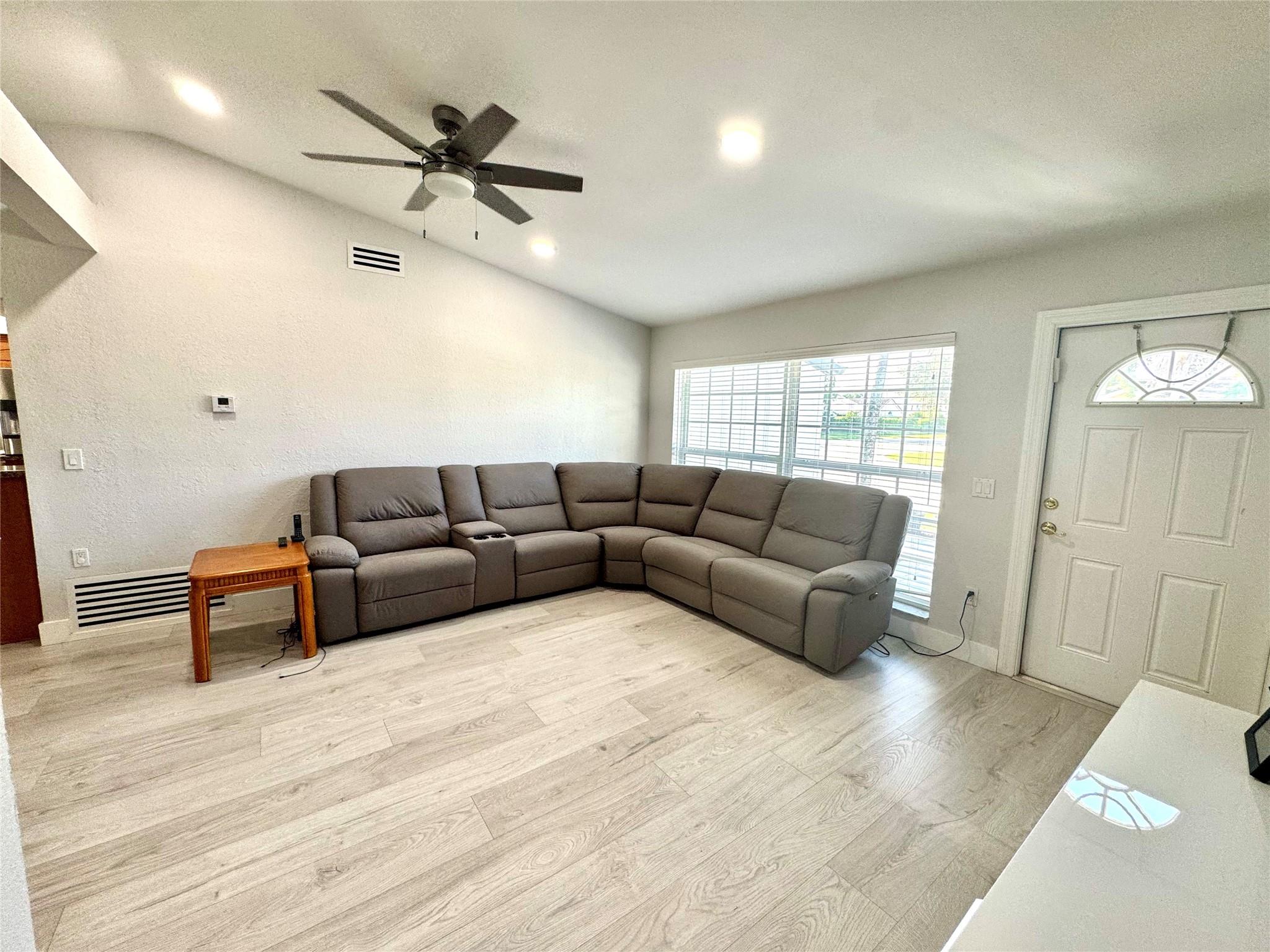 12040 NW 35th St, Sunrise, FL, 33323/$574,900 3 12040 NW 35th St