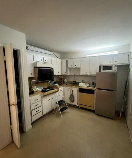 Act quick. This unit will not last long. This is a ground floor unit that needs updating. Bring your ideas to make this unit your own!