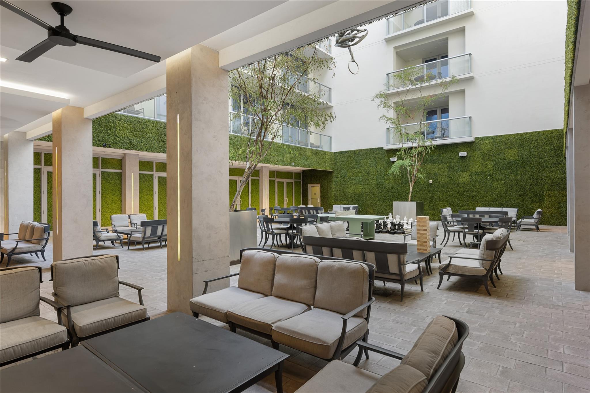 Costa Hollywood - Residential