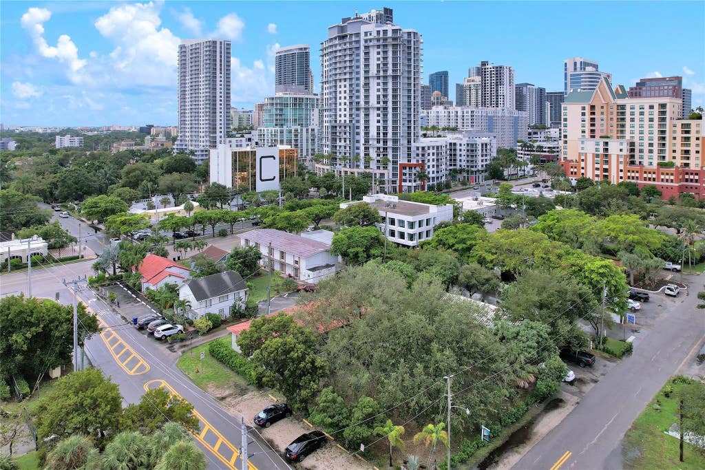 Photo of 17 NE 9TH Avenue, Fort Lauderdale, FL 33301 (MLS # B26060394)