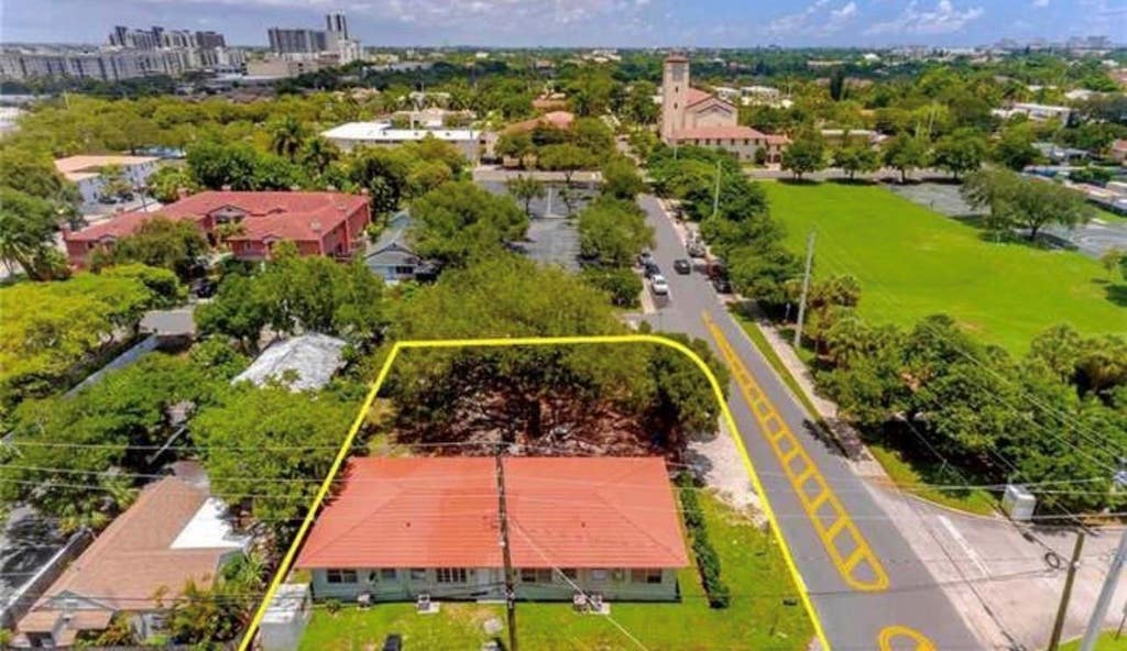 Photo of 17 NE 9TH Avenue, Fort Lauderdale, FL 33301 (MLS # B26060394)