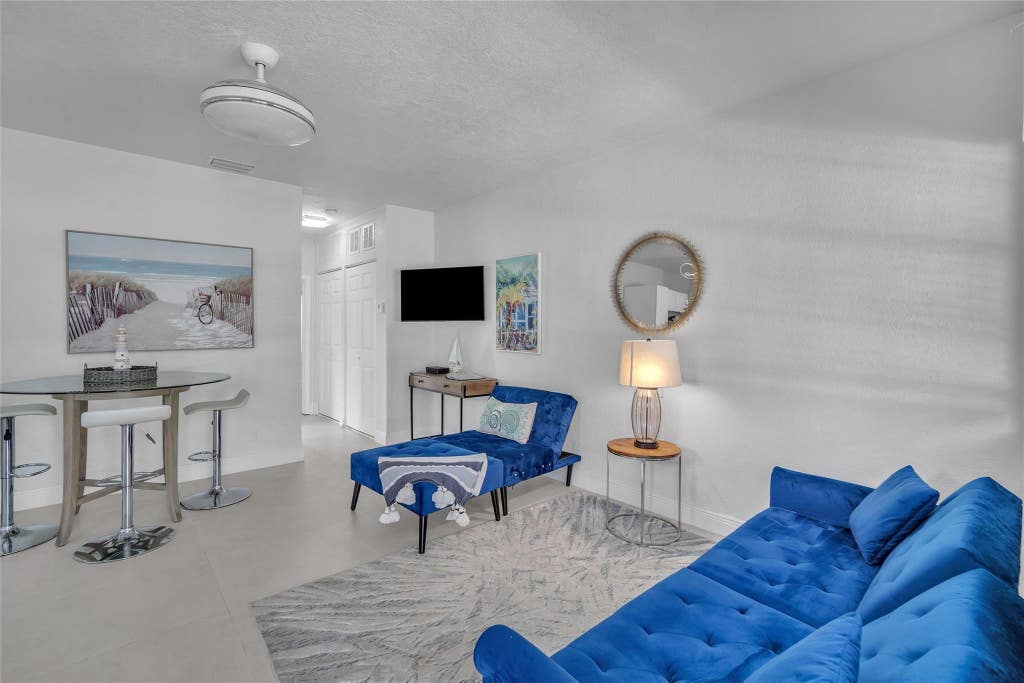 Photo of 17 NE 9TH Avenue, Fort Lauderdale, FL 33301 (MLS # B26060394)