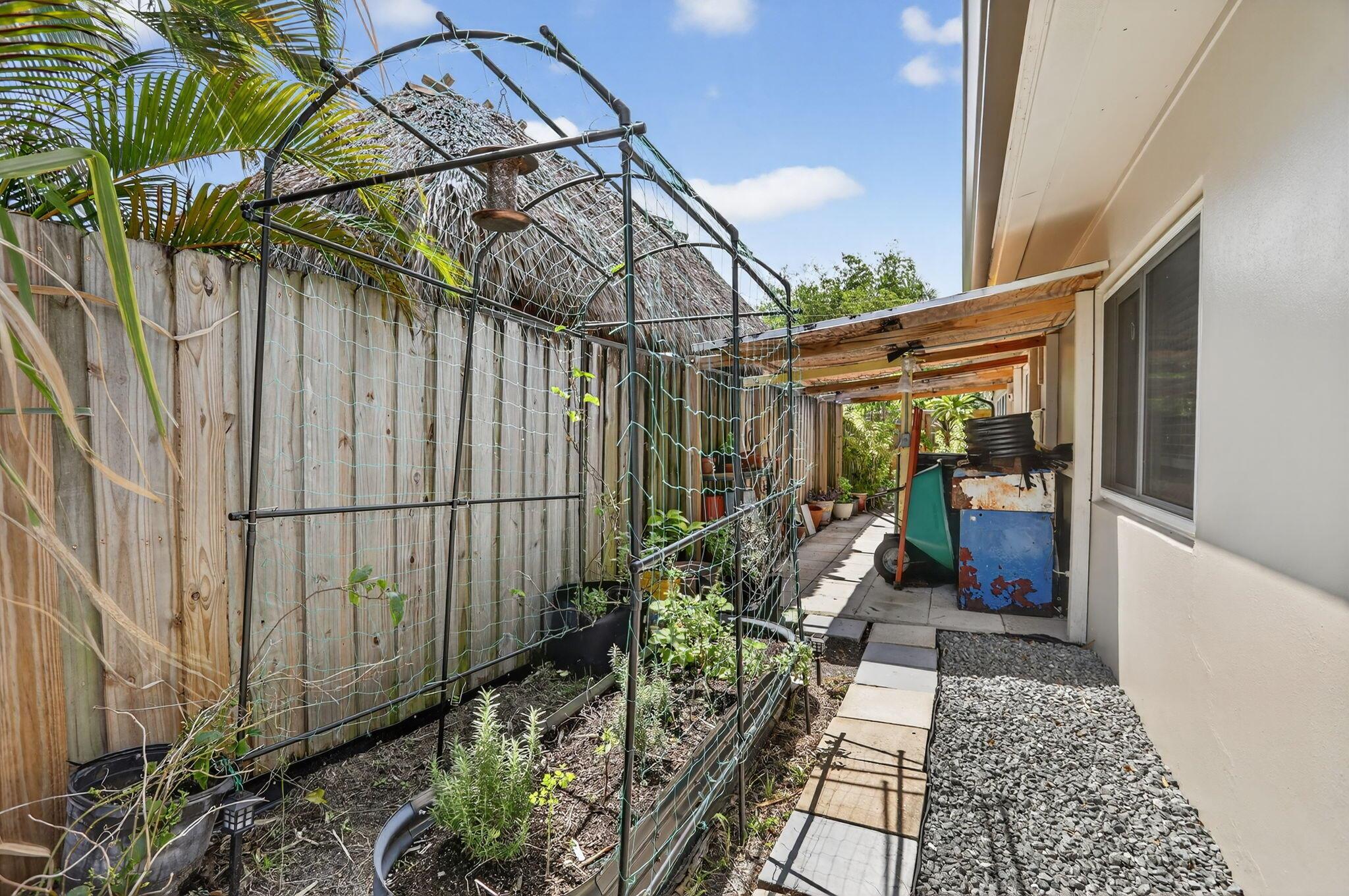 CORAL GARDENS - Residential