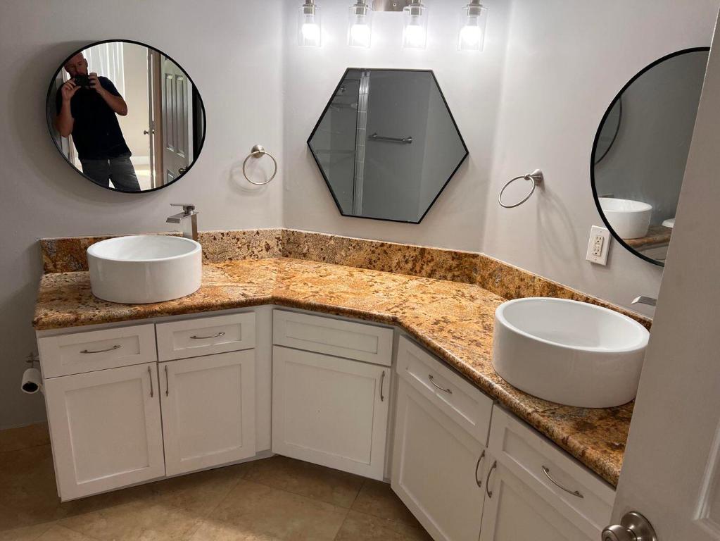 HYPOLUXOS MARINERS CAY CONDO - Residential